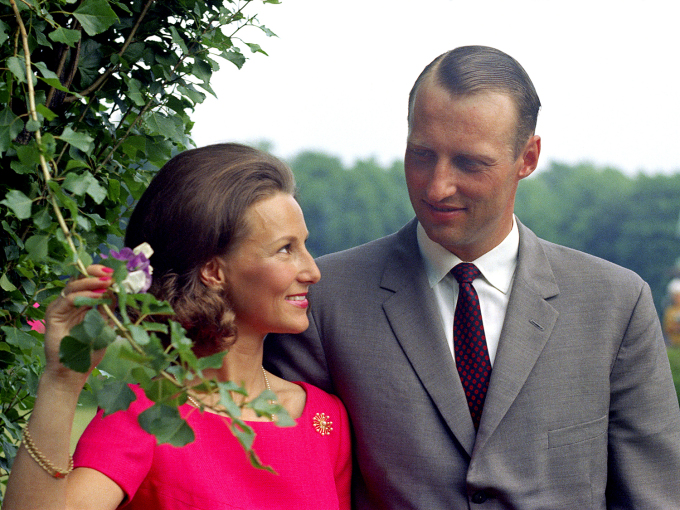 Kunngjøringen av forlovelsen ble fulgt av pressekonferanse og fotografering i Dronningparken. Foto: NTB arkiv / Scanpix